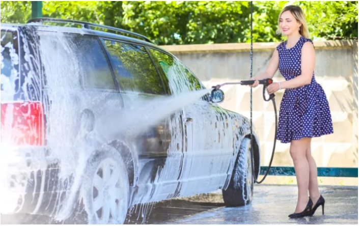 A clean car at a car wash near me paracoche.ovh with water and soap bubbles.