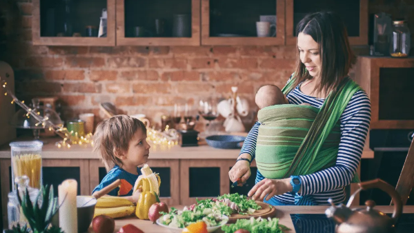 A mother using fpmomhacks to simplify her daily routine